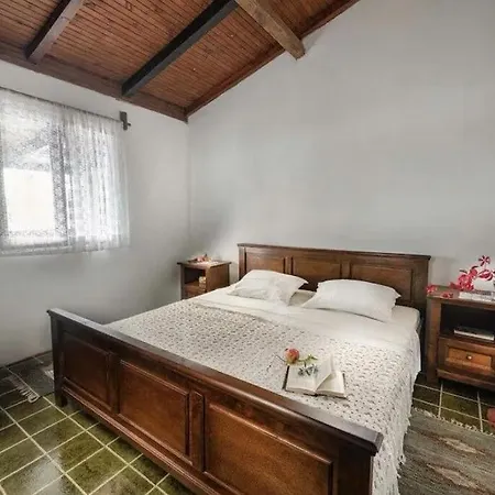 House Franceskini سالي